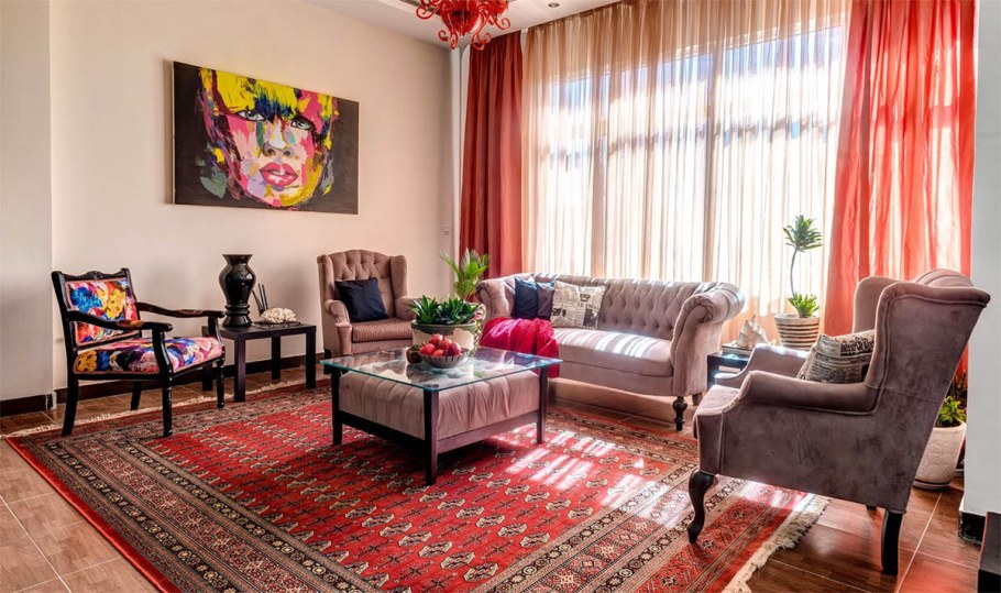 Красный ковер в интерьере