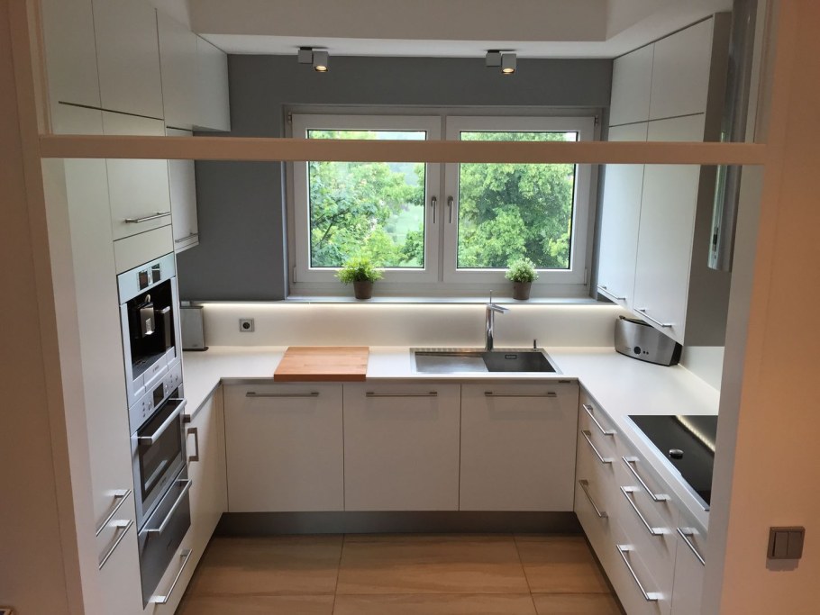 П-образные кухни с окном