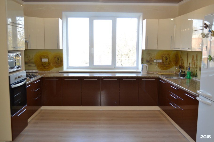 Кухонный гарнитур с окном