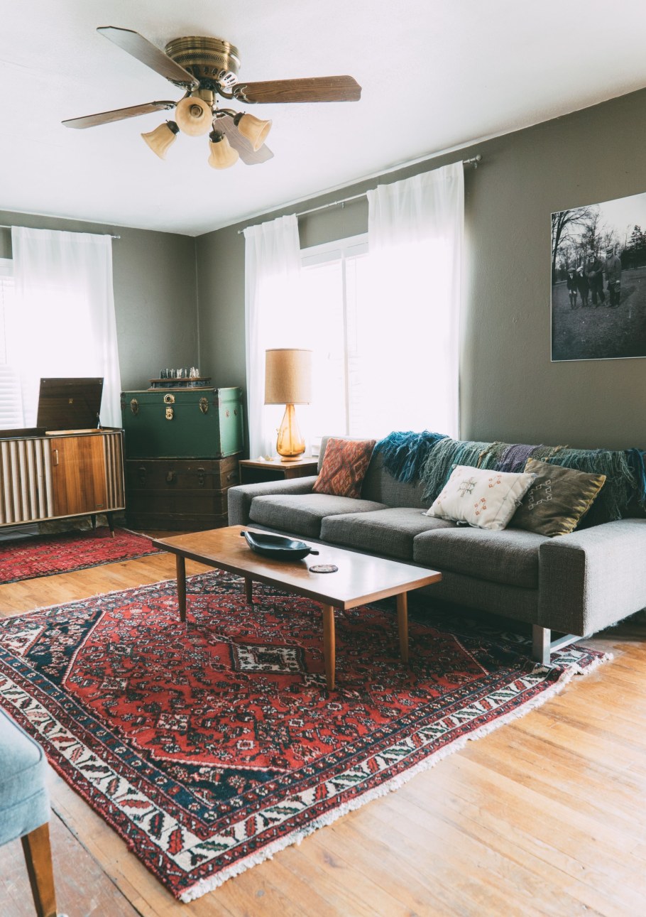 Красный ковер в интерьере