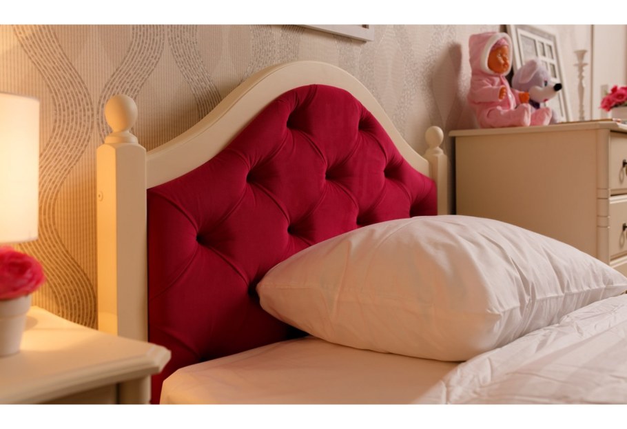 Кровать с мягким изголовьем