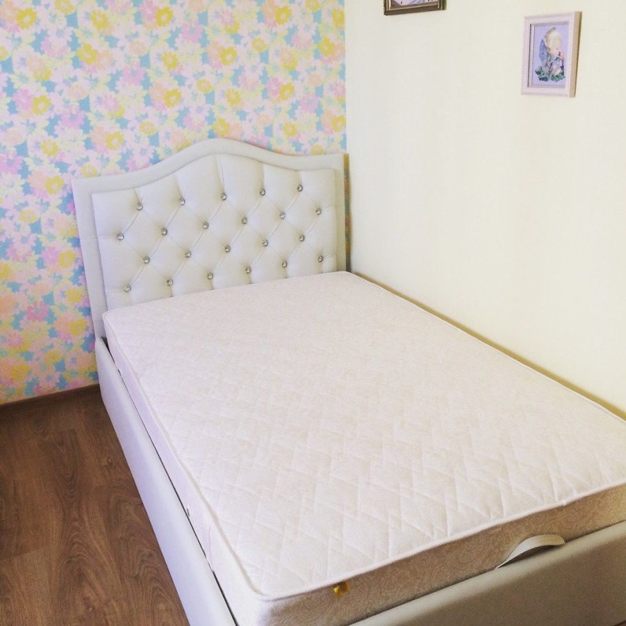 Кровать одна спальная с мягким изголовтем