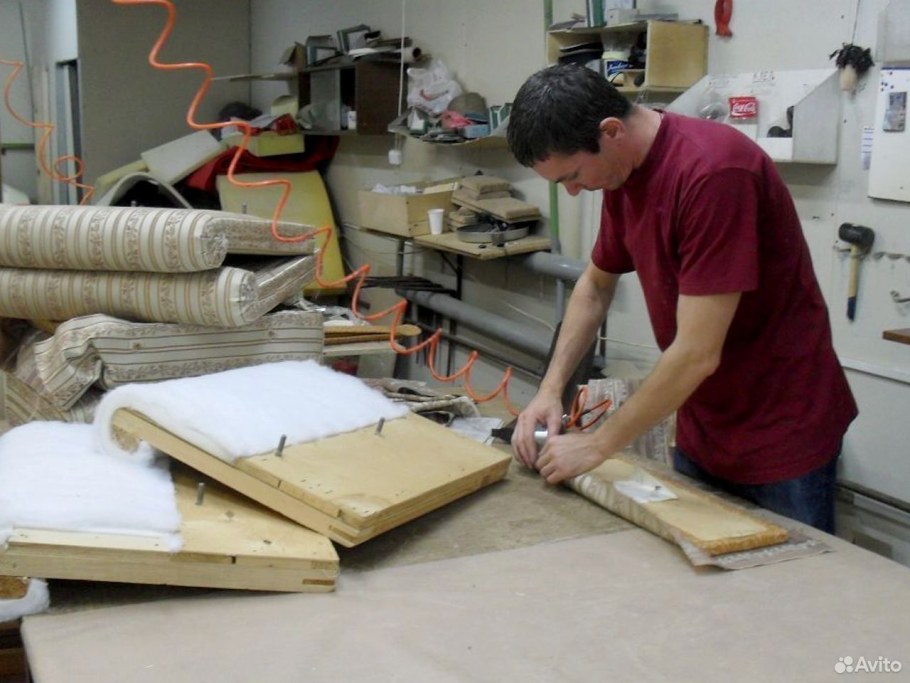 Обивщик мебели