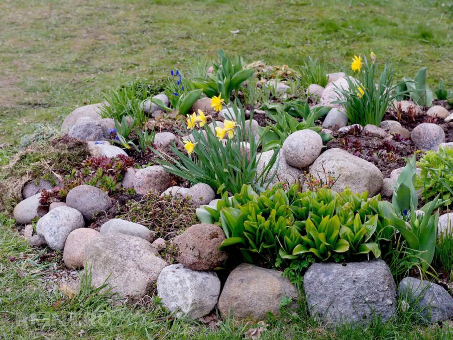 Клумба из валунов