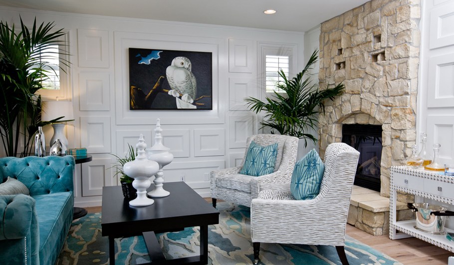 Кресло в интерьере гостиной