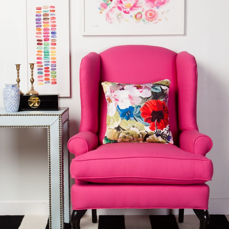 Яркое кресло в интерьере гостиной