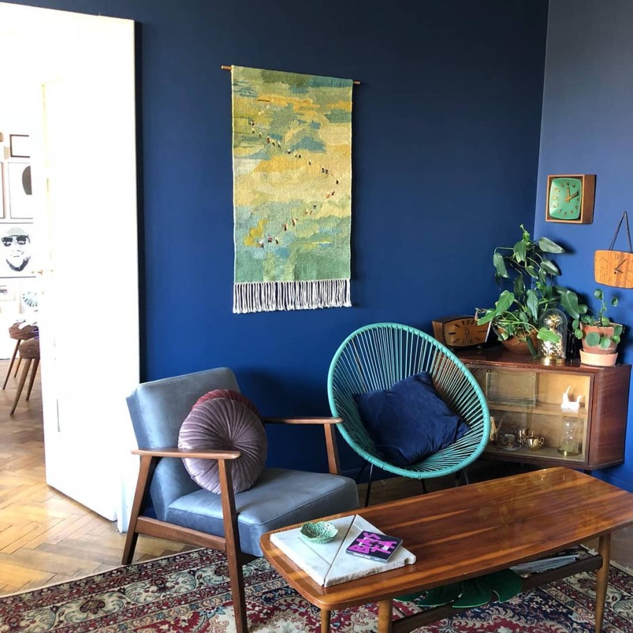 Яркое кресло в интерьере