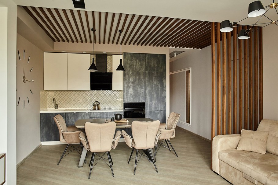 Деревянные рейки на кухне на стене