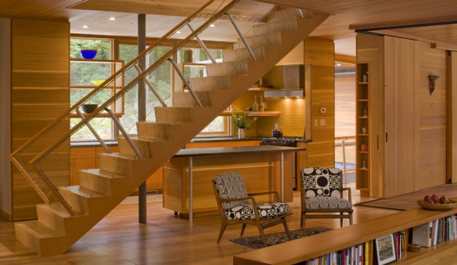 Деревянная лестница в интерьере
