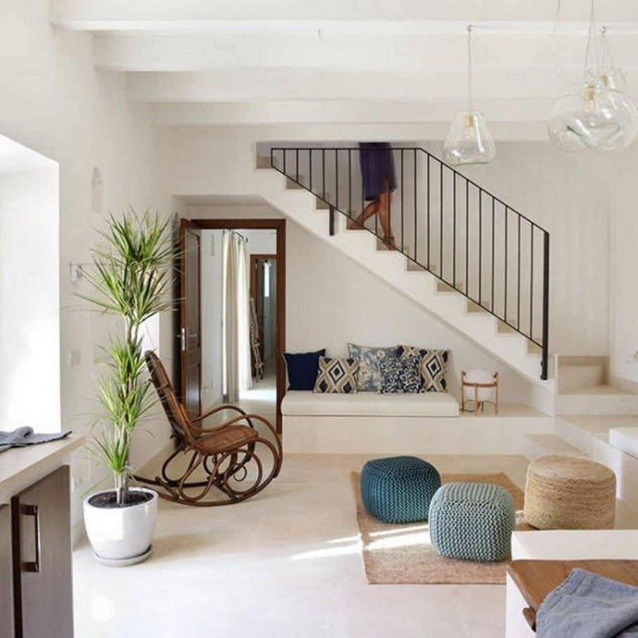 Лестница в интерьере гостиной