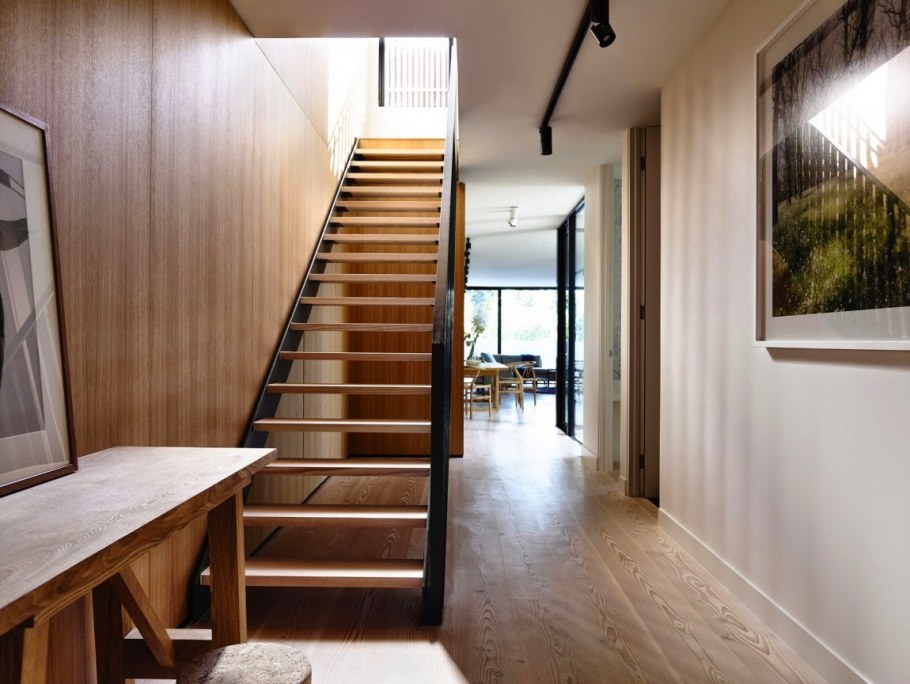 Лестница в узком коридоре