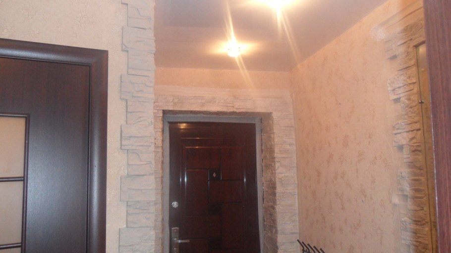 Отделка откосов дверей декоративным камнем