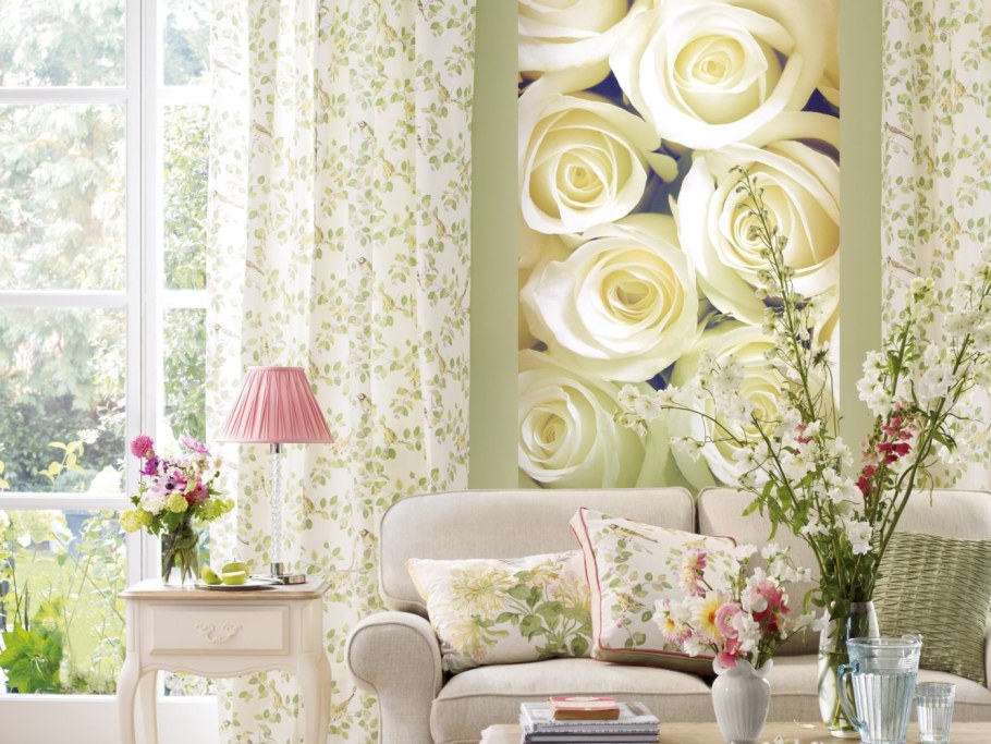 Цветочные обои в интерьере гостиной