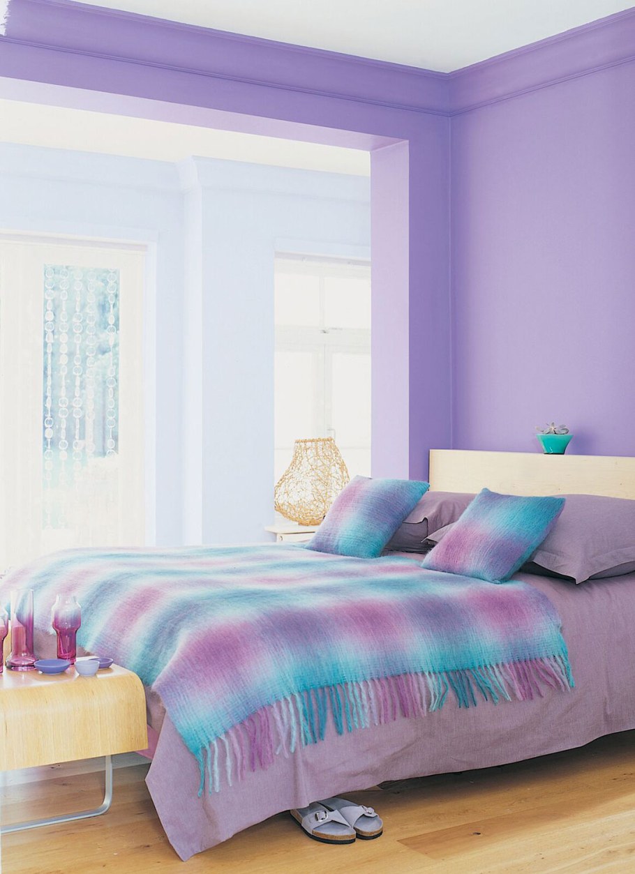 Комната с сиреневыми стенами