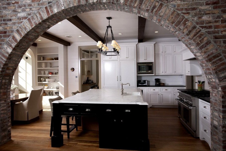 Кирпичная арка в интерьере