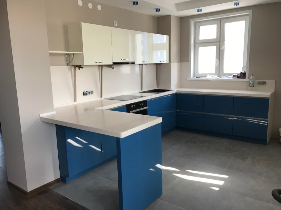 П-образная кухня с барной стойкой