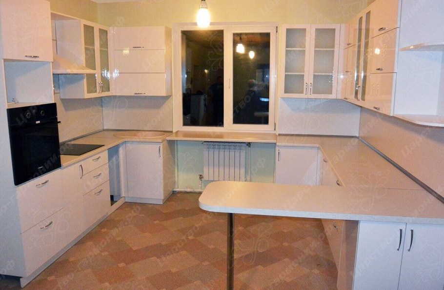 Кухни п-образные с барной стойкой и окном