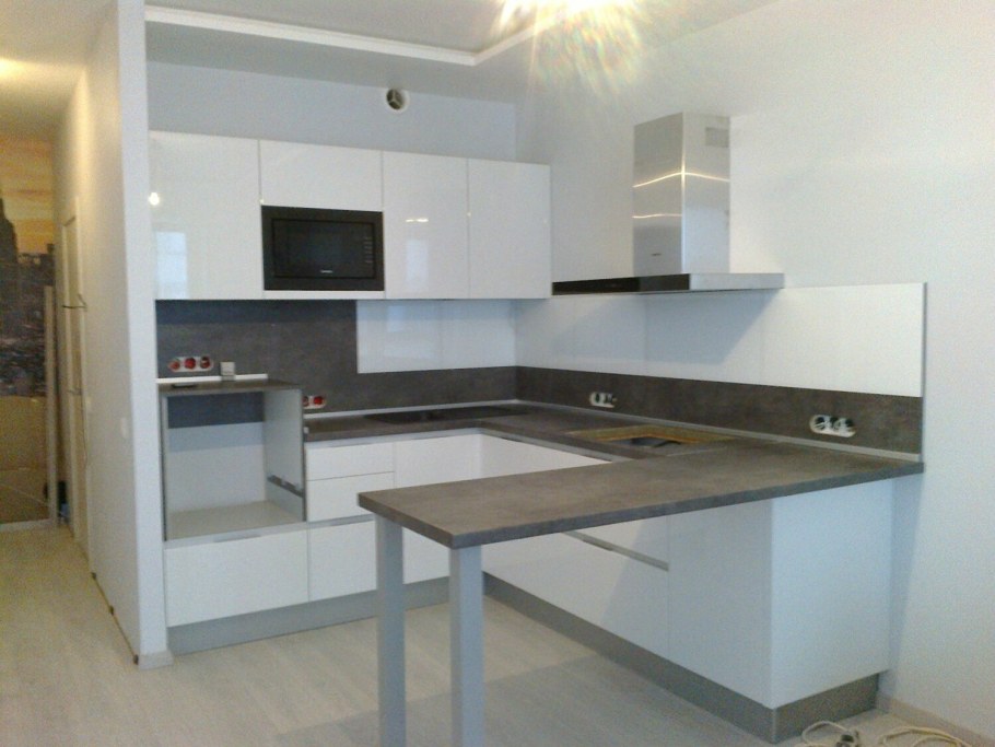 Белая глянцевая кухня с барной стойкой