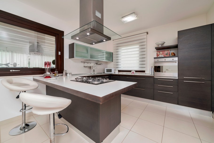 Кухни п-образные с барной стойкой