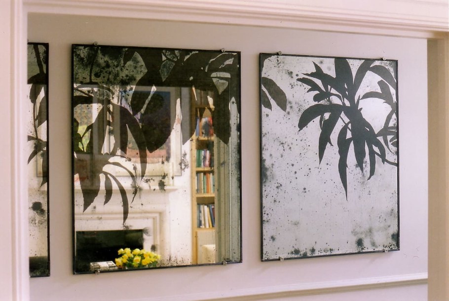 Картина на зеркале в интерьере