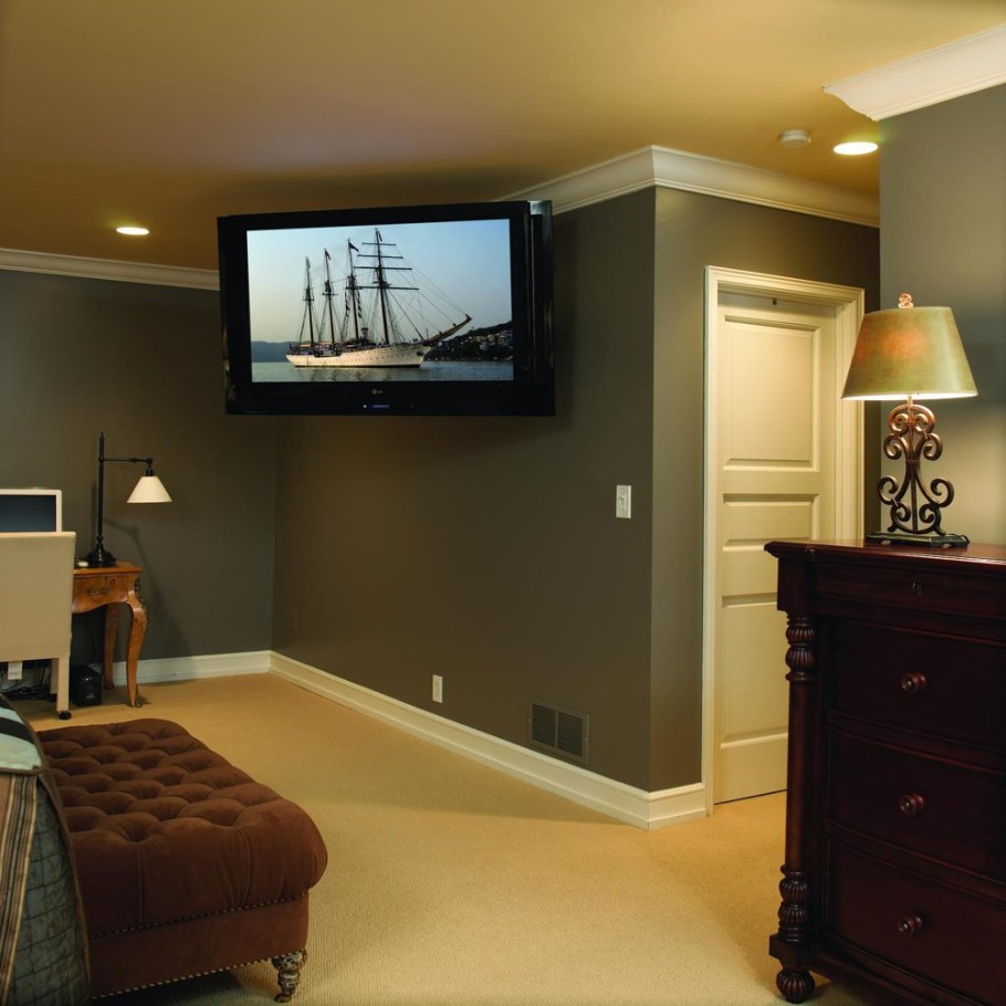 Телевизор на кронштейне в интерьере