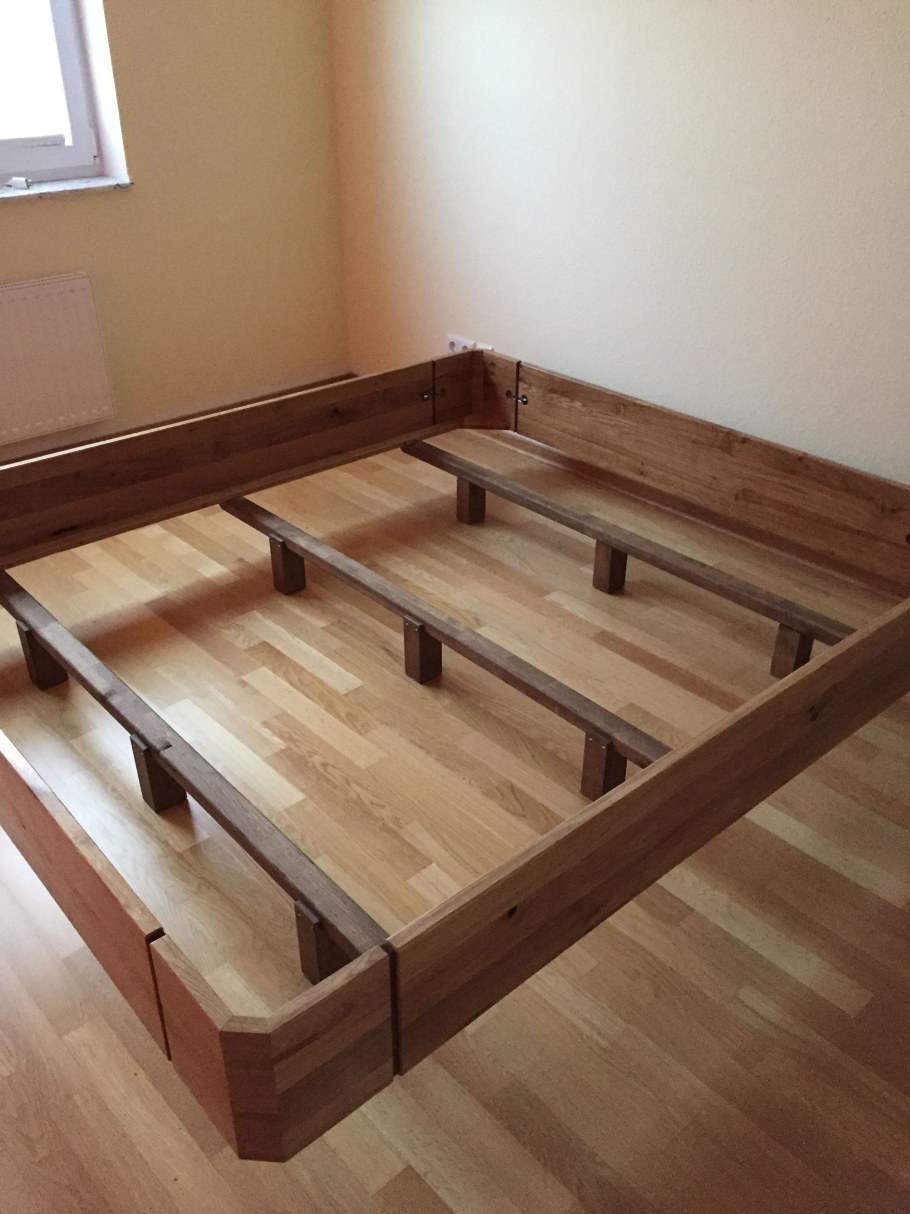 Кровать двуспальная деревянная