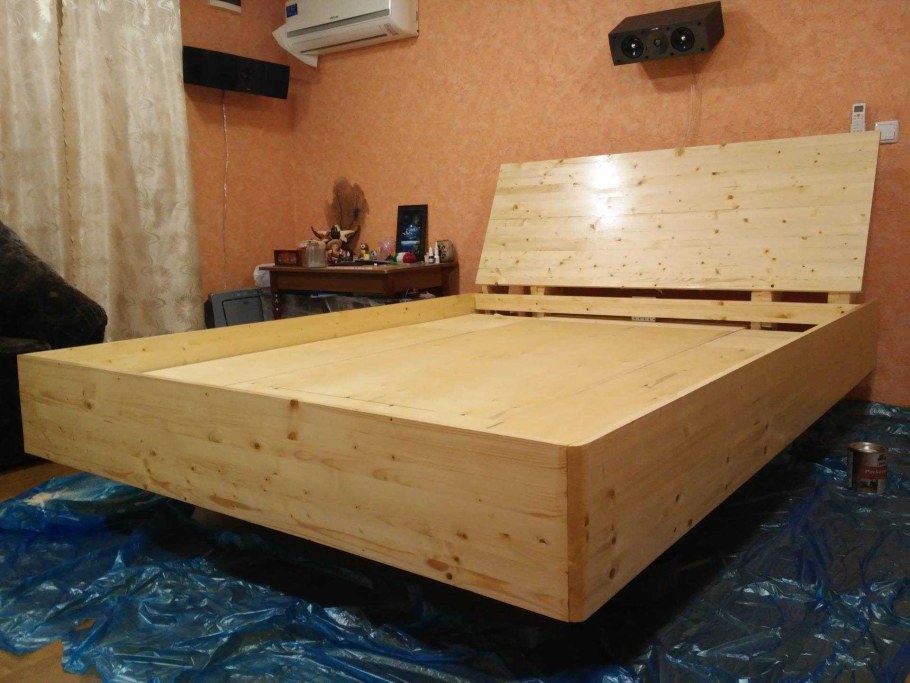 Кровать из досок