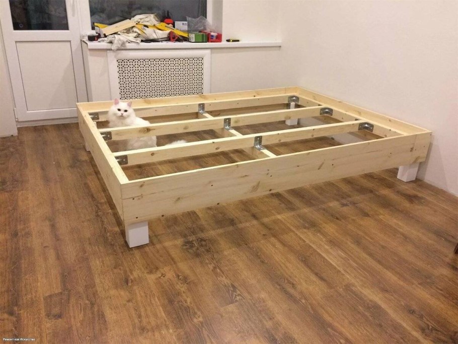 Кровать из деревянных щитов