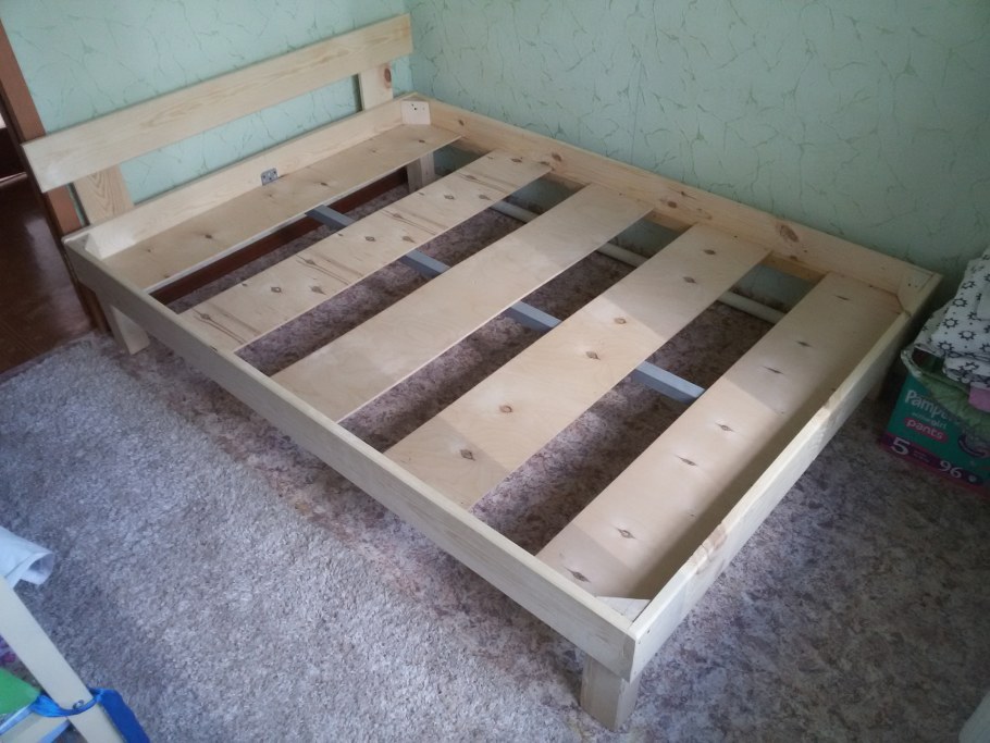 Кровать из досок