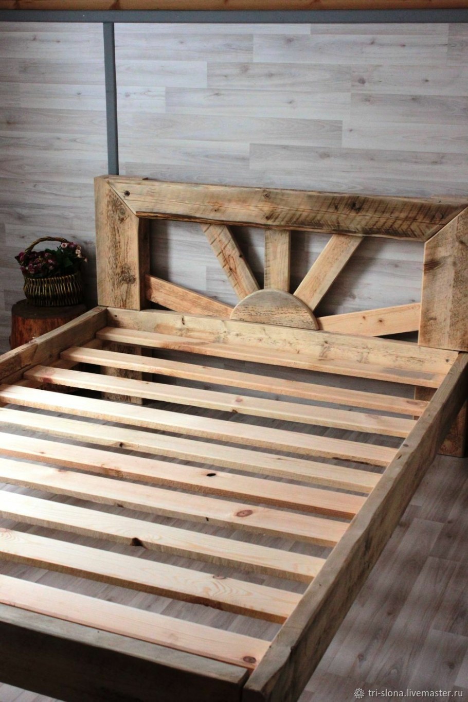Деревянный каркас кровати