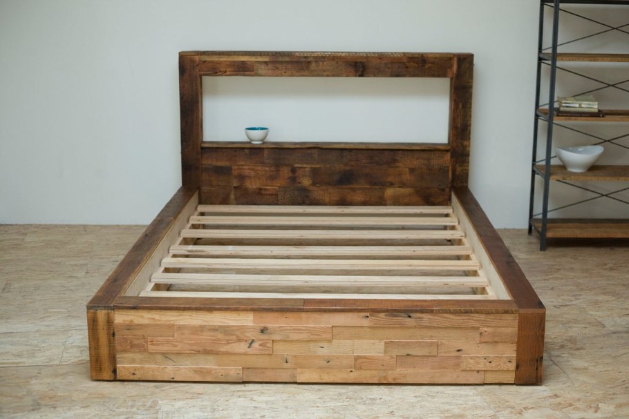 Кровать из дерева