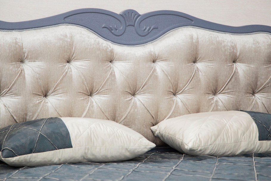 Кровать с каретной стяжкой