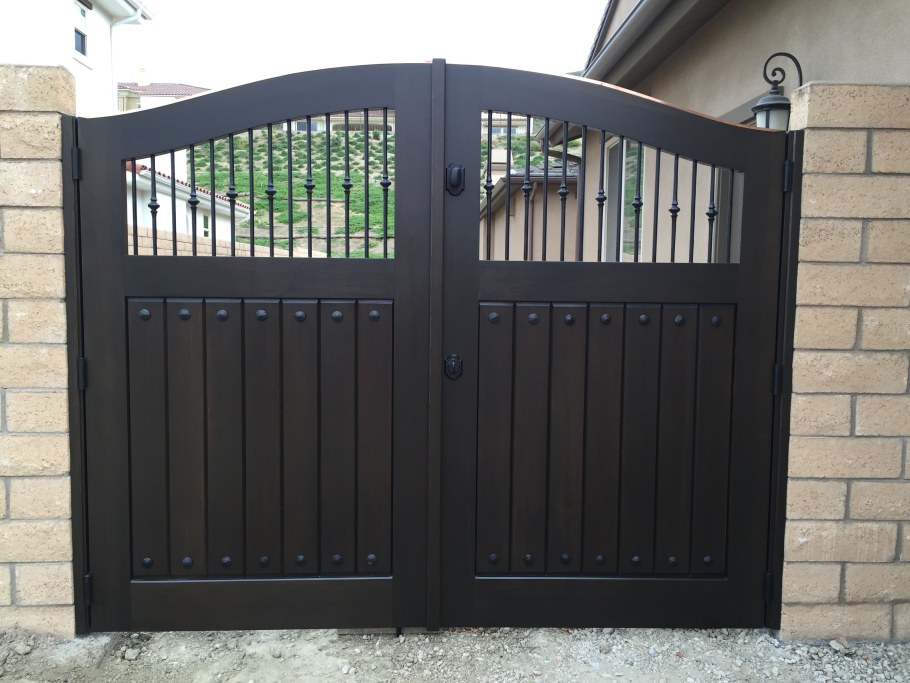 Металлические ворота с калиткой внутри