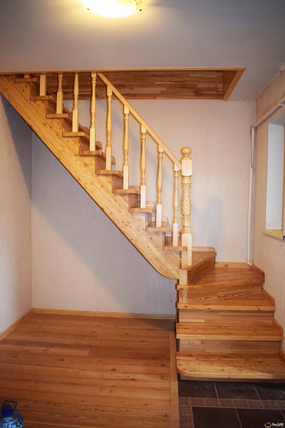 Лестница поворотная деревянная