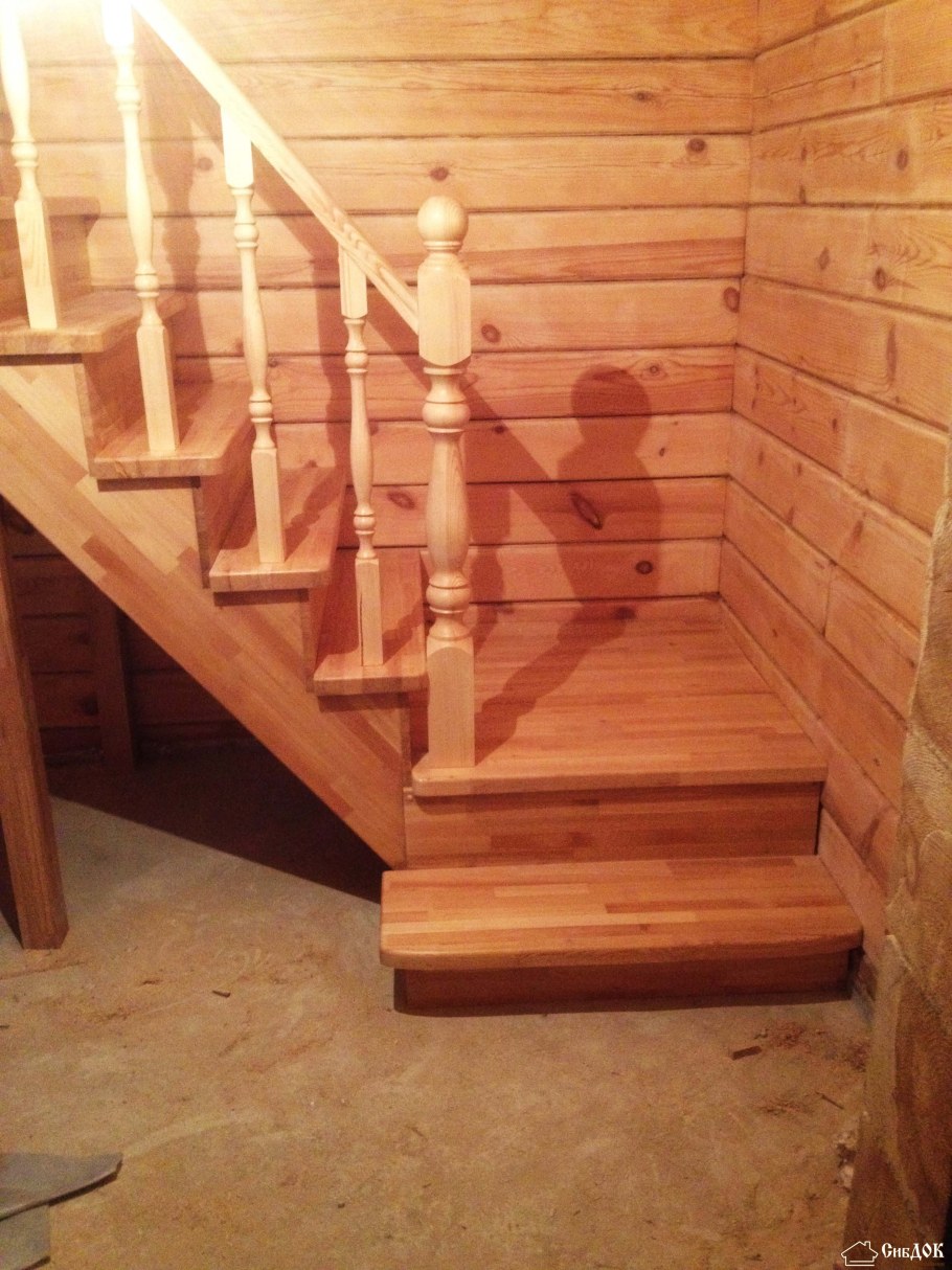 Лестница угловая деревянная