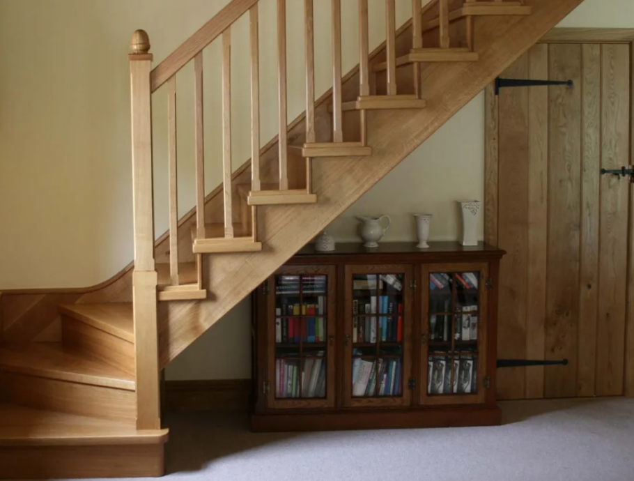 Лестница поворотная деревянная