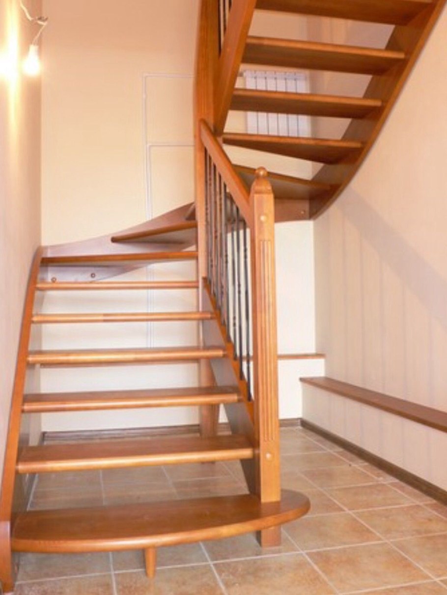 Лестница поворотная деревянная