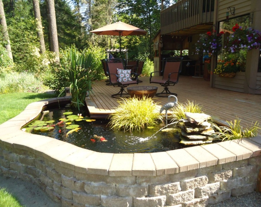 Патио с прудом в саду