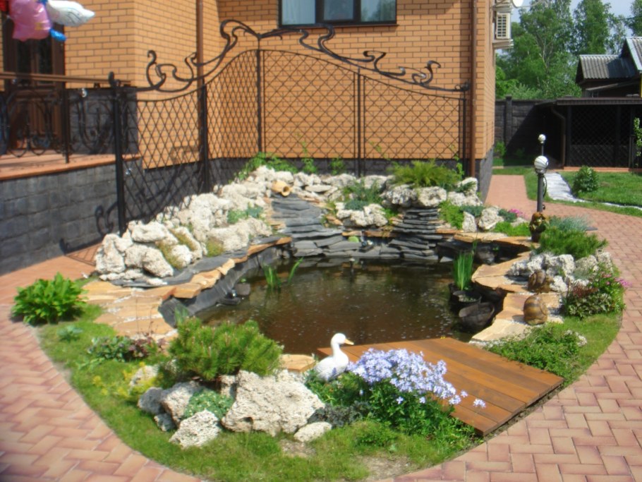 Декоративный пруд во дворе