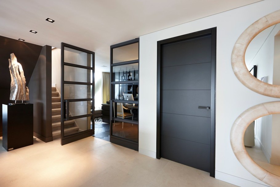 Двери в современном стиле в интерьере