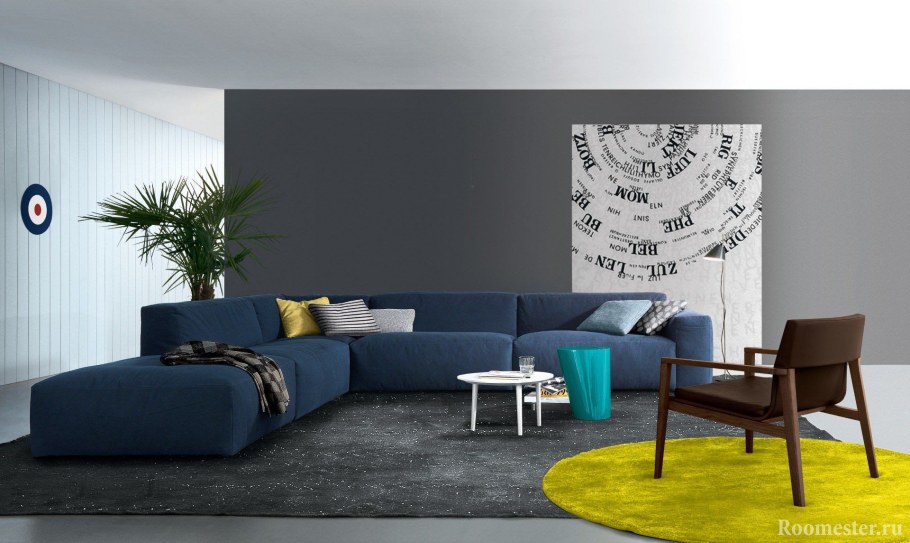 Диван синего цвета в интерьере