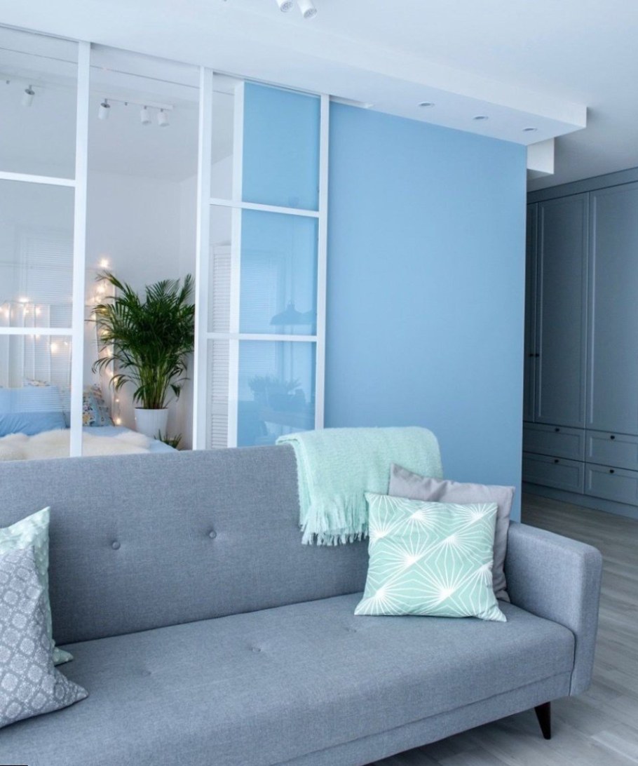 Серо-голубой диван в интерьере