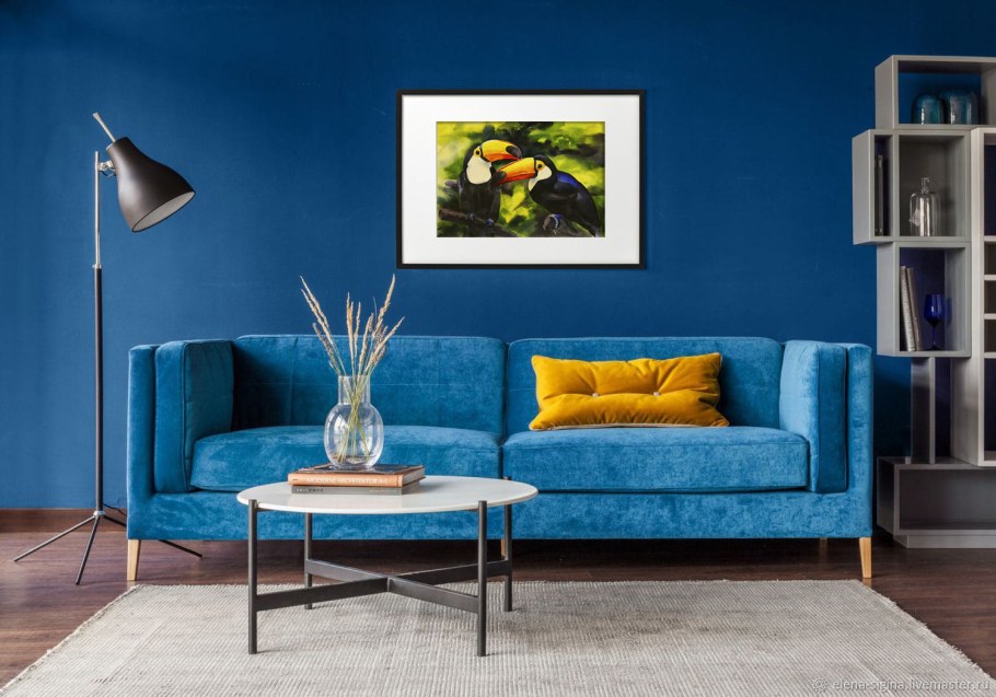 Яркий диван в интерьере