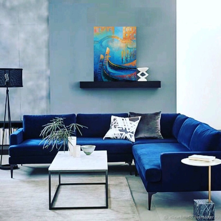 Гостиная с синим диваном