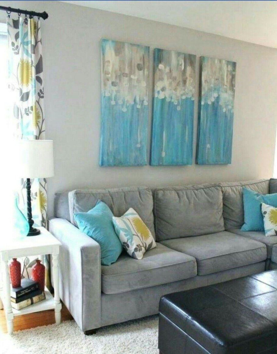 Серый диван и бирюзовые шторы