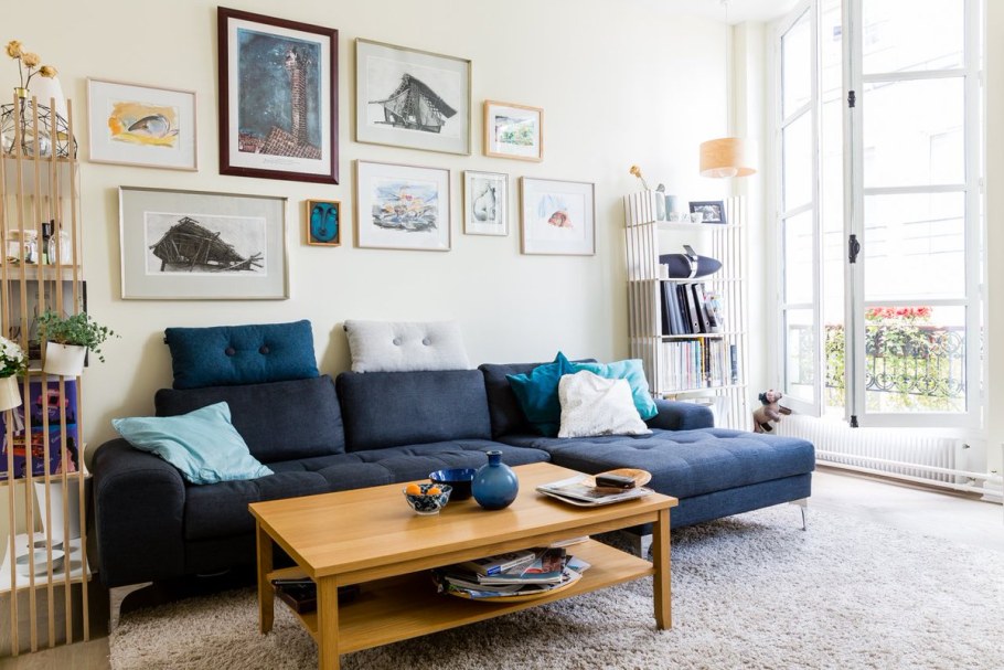 Скандинавский стиль с синим диваном