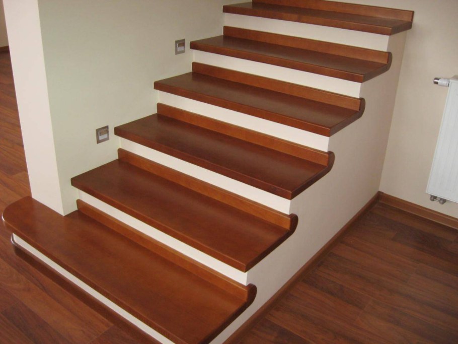 Отделка лестницы деревом