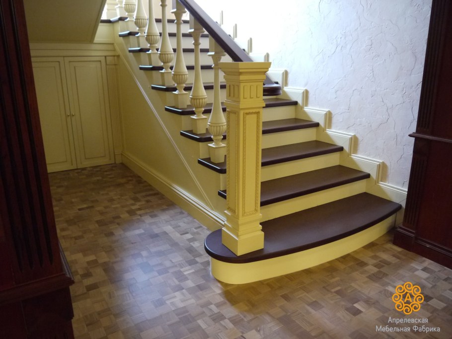 Бетонная лестница обшитая деревом