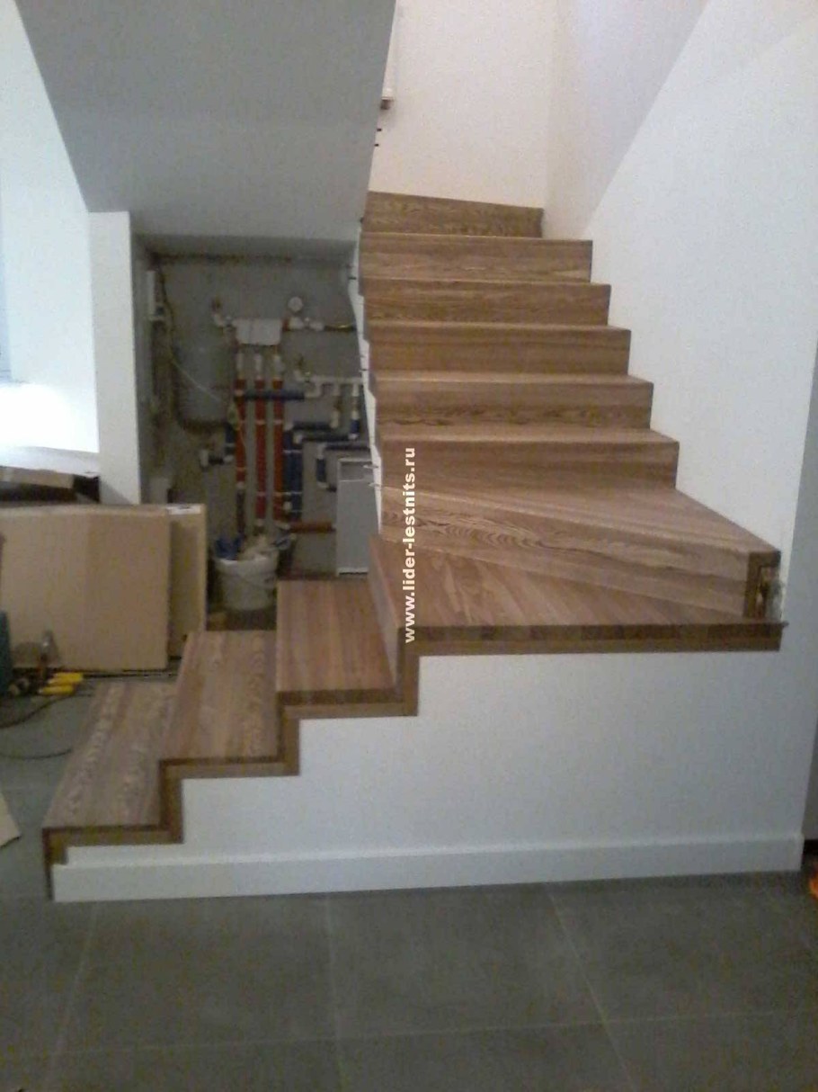 Бетонная лестница обшитая деревом