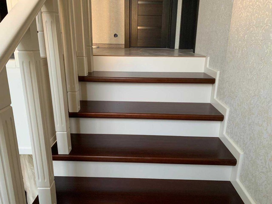 Бетонная лестница отделанная деревом